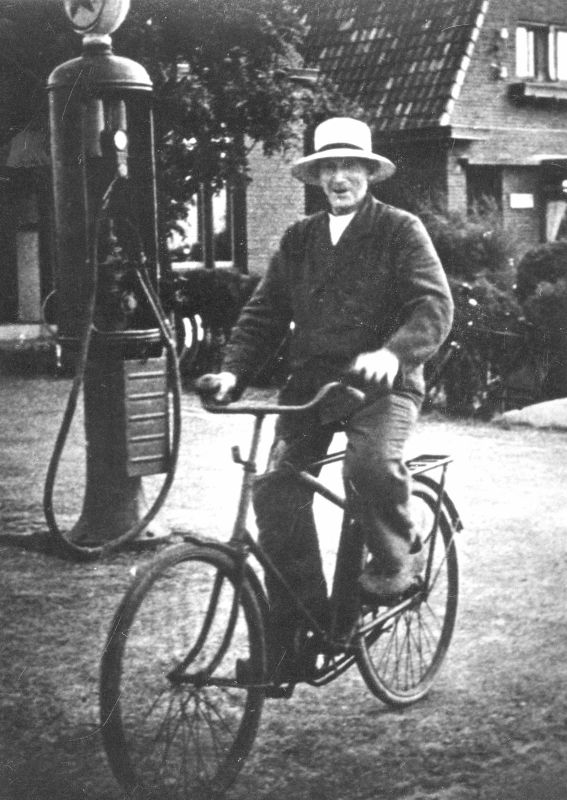 Johannes Braaksma bij Mûnewei 24 en 26