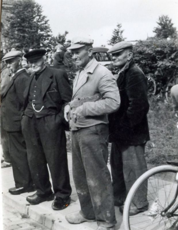 Dorpsfeest - oude garde kijkt toe 